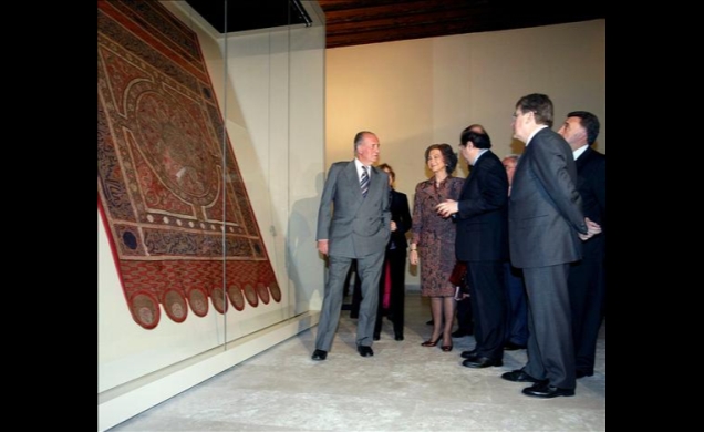 Sus Majestades los Reyes durante la visita al Museo de Telas Medievales