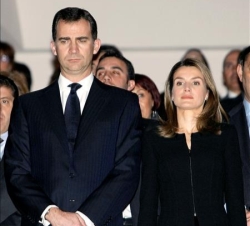 Don Felipe y Doña Letizia guardan el minuto de silencio