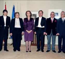 Fotografía de grupo con la delegación griega, los solistas y el director