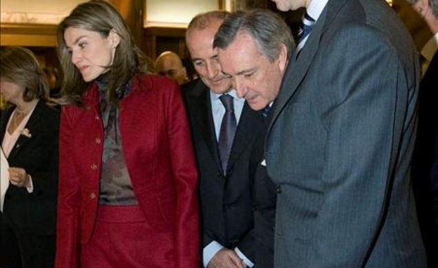 Los Príncipes, con el ministro de Industria, Turismo y Comercio y el embajador de España en EE.UU., durante su visita a la Biblioteca Pública de Nueva