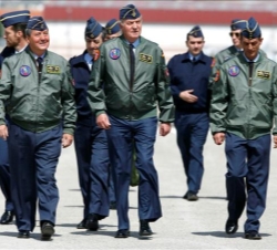 Su Majestad el Rey durante su visita a la Escuela de Helicópteros del Ejército del Aire en la Base Aérea de Armilla