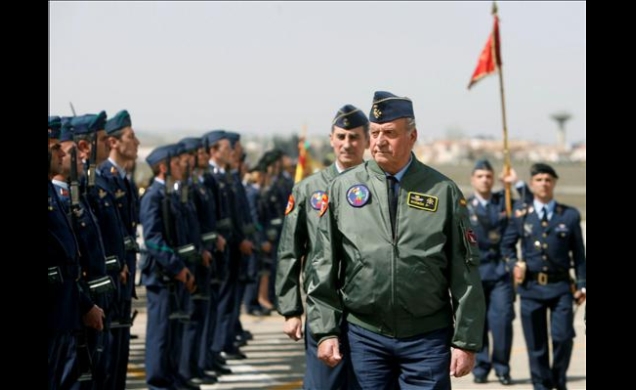 Don Juan Carlos pasa revista a las tropas durante su visita a la Escuela de Helicópteros del Ejército del Aire en la Base Aérea de Armilla