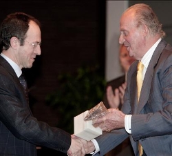 Su Majestad el Rey entregó el Premio Iberoamericano de Periodismo Rey de España a Mikel Urretavizcaya