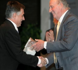 Don Juan Carlos entregando el galardón en la categoría de Fotografía a Gervasio Sánchez