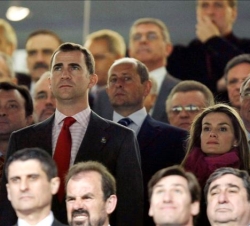 Los Príncipes de Asturias durante la intepretación de los Himnos Nacionales