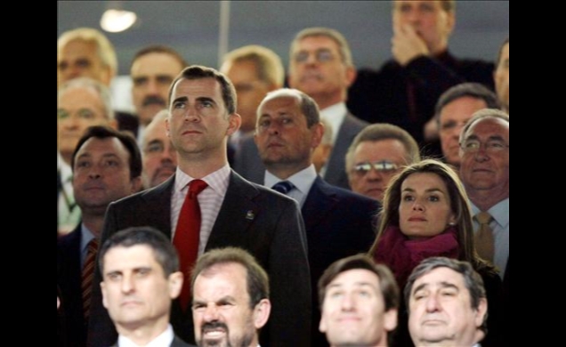 Los Príncipes de Asturias durante la intepretación de los Himnos Nacionales