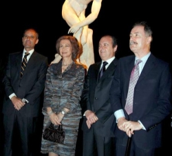 Su Majestad la Reina ante El Discóbolo junto al comisario de la exposición, el presidente de la Generalitat Valenciana y el presidente de la Diputació