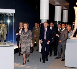 Doña Sofía durante el recorrido por la exposición