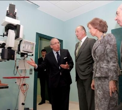 Sus Majestades los Reyes escuchan las explicaciones del director del Instituto Oftalmológico, Luis Fernández-Vega, en presencia del presidente del Prí