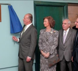 Don Juan Carlos descubre una placa, en presencia de la Doña Sofía, el director del Instituto Oftalmológico Fernández-Vega, Luis Fernández-Vega, el pre