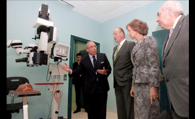 Sus Majestades los Reyes escuchan las explicaciones del director del Instituto Oftalmológico, Luis Fernández-Vega, en presencia del presidente del Prí