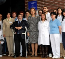 Doña Sofía, con los trabajadores del Centro y el presidente de COCEMFE, Mario García Sánchez
