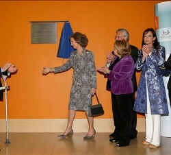 Su Majestad la Reina saluda al presidente de COCEMFE, Mario García Sánchez, tras descubrir una placa conmemorativa, en presencia del delegado del Gobi