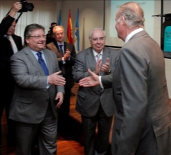 Don Juan Carlos recibe el saludo del presidente de Hunosa tras descubrir una placa conmemorativa, en presencia del presidente del Principado de Asturi