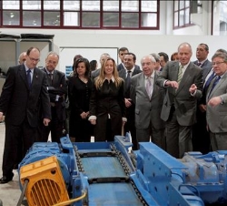 El Rey atiende a las explicaciones del presidente de Hunosa, durante su visita a las instalaciones