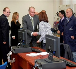 Don Juan Carlos saluda a una de las trabajadoras durante su visita