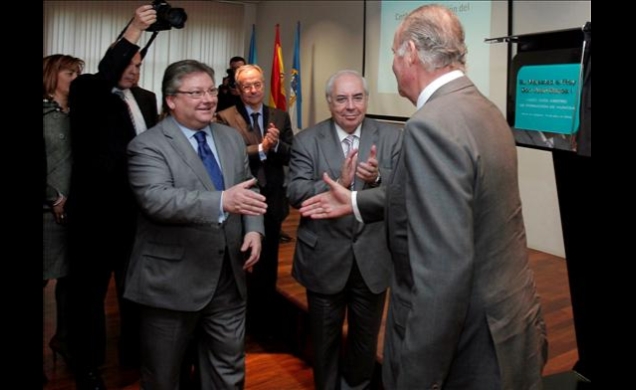 Don Juan Carlos recibe el saludo del presidente de Hunosa tras descubrir una placa conmemorativa, en presencia del presidente del Principado de Asturi