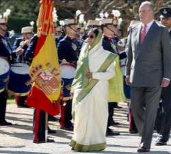 Su Majestad el Rey y la Presidenta de la República de la India pasan revista a las tropas durante el recibimiento oficial