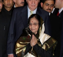 Don Juan Carlos y la Presidenta de la India, en la recepción ofrecida en honor a los Reyes