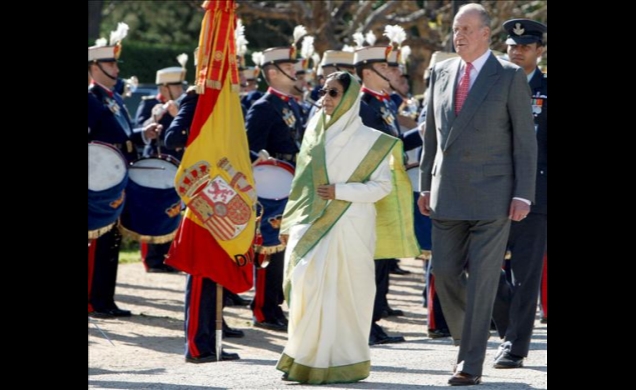 Su Majestad el Rey y la Presidenta de la República de la India pasan revista a las tropas durante el recibimiento oficial