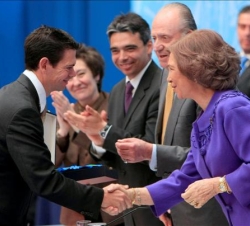La Reina felicita a Joan Llaneras tras recibir de manos de Don Juan Carlos la Gran Cruz de la Real Orden del Mérito Deportivo