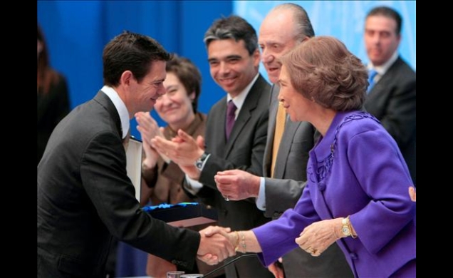 La Reina felicita a Joan Llaneras tras recibir de manos de Don Juan Carlos la Gran Cruz de la Real Orden del Mérito Deportivo