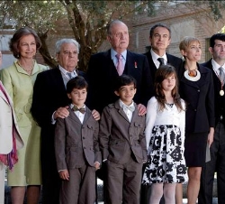 Los Reyes, el presidente del Gobierno y su esposa, la ministra de Cultura y el alcalde de Alcalá de Henares, con Juan Marsé y su familia