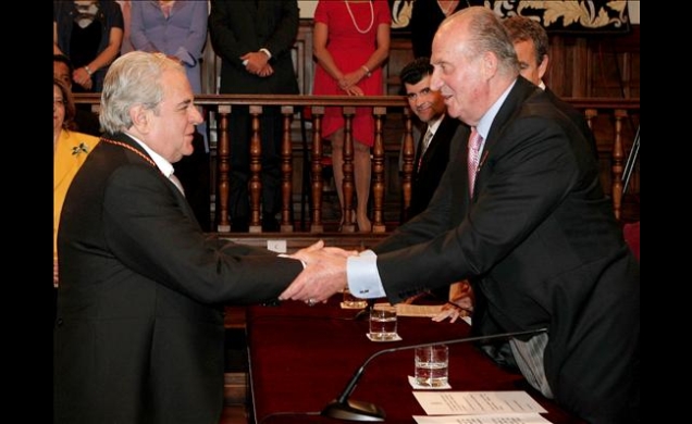 Don Juan Carlos hace entrega del Premio al escritor Juan Marsé