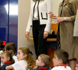 La Princesa atiende a las explicaciones de la directora pedagógica del Colegio Gaudem, Pilar Rodríguez
