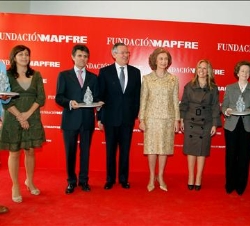 Doña Sofía junto a la ministra de Sanidad y Política Social, Trinidad Jiménez, el presidente de Mapfre, José Manuel Martínez, y los galardonados