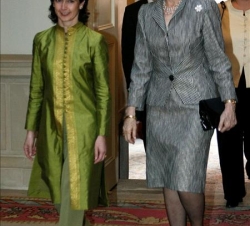Su Majestad la Reina, con la ministra presidenta del Consejo Nacional de la Cultura y las Artes de Chile, a su llegada al Palacio de Viana