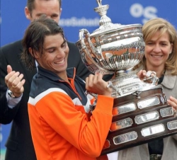 Los Duques de Palma aplauden a Rafael Nadal, tras recibir el trofeo de manos de Doña Cristina
