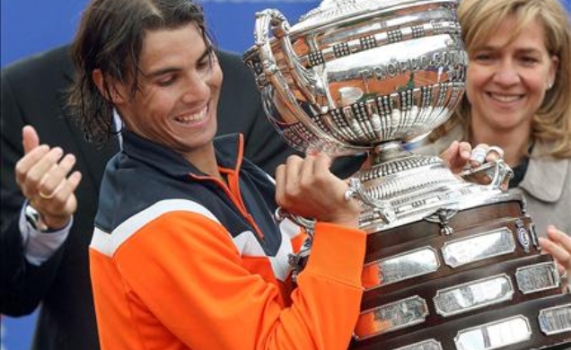 Los Duques de Palma aplauden a Rafael Nadal, tras recibir el trofeo de manos de Doña Cristina