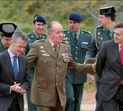 Don Juan Carlos acompañado por el director general de la Policía y la Guardia Civil, Francisco Javier Velázquez, y el secretario de Estado de Segurida