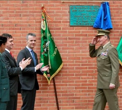Don Juan Carlos tras descubrir una placa conmemorativa de su visita