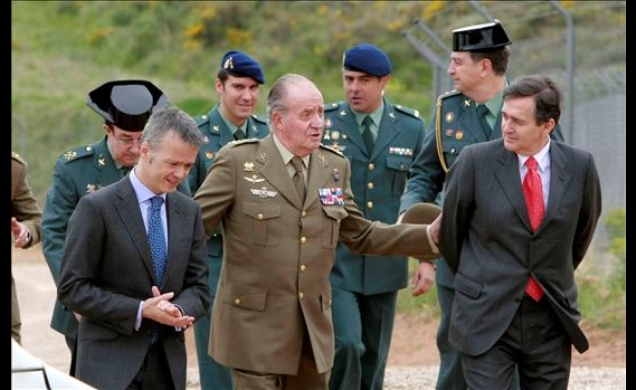 Don Juan Carlos acompañado por el director general de la Policía y la Guardia Civil, Francisco Javier Velázquez, y el secretario de Estado de Segurida