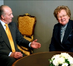 Don Juan Carlos conversa con la presidenta del Parlamento de Estonia, Ene Ergma, durante su visita a la Cámara