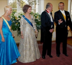 Sus Majestades los Reyes junto al Presidente de la República de Estonia y su esposa momentos antes de la cena de gala