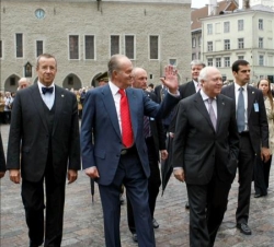 Su Majestad el Rey, el Presidente de Estonia y el ministro Moratinos, en el centro histórico de Tallin