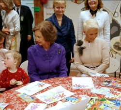 Doña Sofía y la esposa del Presidente de Estonia, en el Centro de Literatura Infantil de Estonia