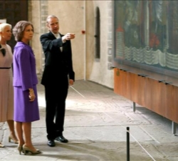 Su Majestad la Reina y la Primera Dama de la República de Estonia, Evelin Ilves, escuchan las explicaciones del director durante su visita al Museo Ne