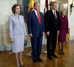 Sus Majestades, tras la ceremonia de bienvenida oficial, con el Presidente de Letonia y su esposa