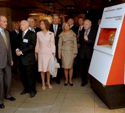 Don Juan Carlos y Doña Sofía durante la visita al Museo de la Ocupación
