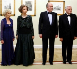 Sus Majestades los Reyes junto al Presidente de la República de Lituania y su esposa, momentos antes de la cena de gala