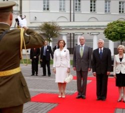 Sus Majestades y el Presidente de Lituania y su esposa, durante la ceremonia de bienvenida