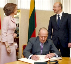 Don Juan Carlos firma en el Libro de Honor del Parlamento de Lituania, en presencia de Doña Sofía y el presidente del Parlamento