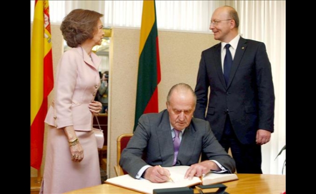 Don Juan Carlos firma en el Libro de Honor del Parlamento de Lituania, en presencia de Doña Sofía y el presidente del Parlamento