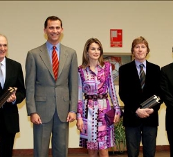 Los Príncipes de Asturias con los premiados en la XVIII edición de los Premios Nacionales de Diseño, Jesús Gasca, fundador de STUA, y Conrad Llorens y