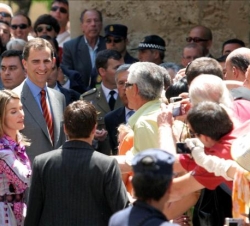Numeroso público aguardó la llegada de Sus Altezas Reales los Príncipes de Asturias al Palacio de Congresos de Córdoba