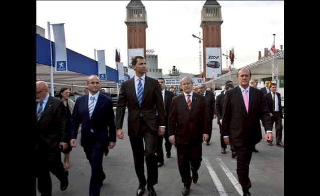 Su Alteza Real, acompañado por el presidente de la Generalitat, el ministro de Industria, Turismo y Comercio, el consejero de Innovación, Universidade